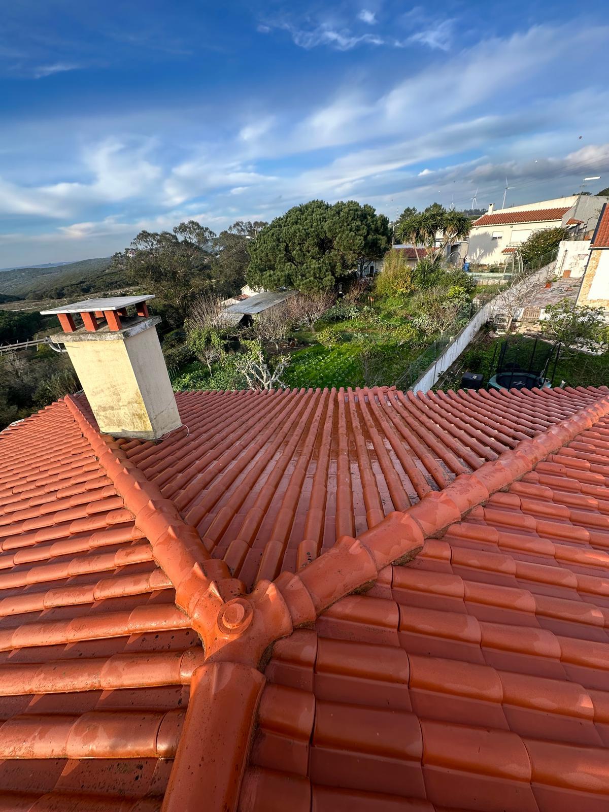 Trabalho de reparação em telhado com apoio de obra